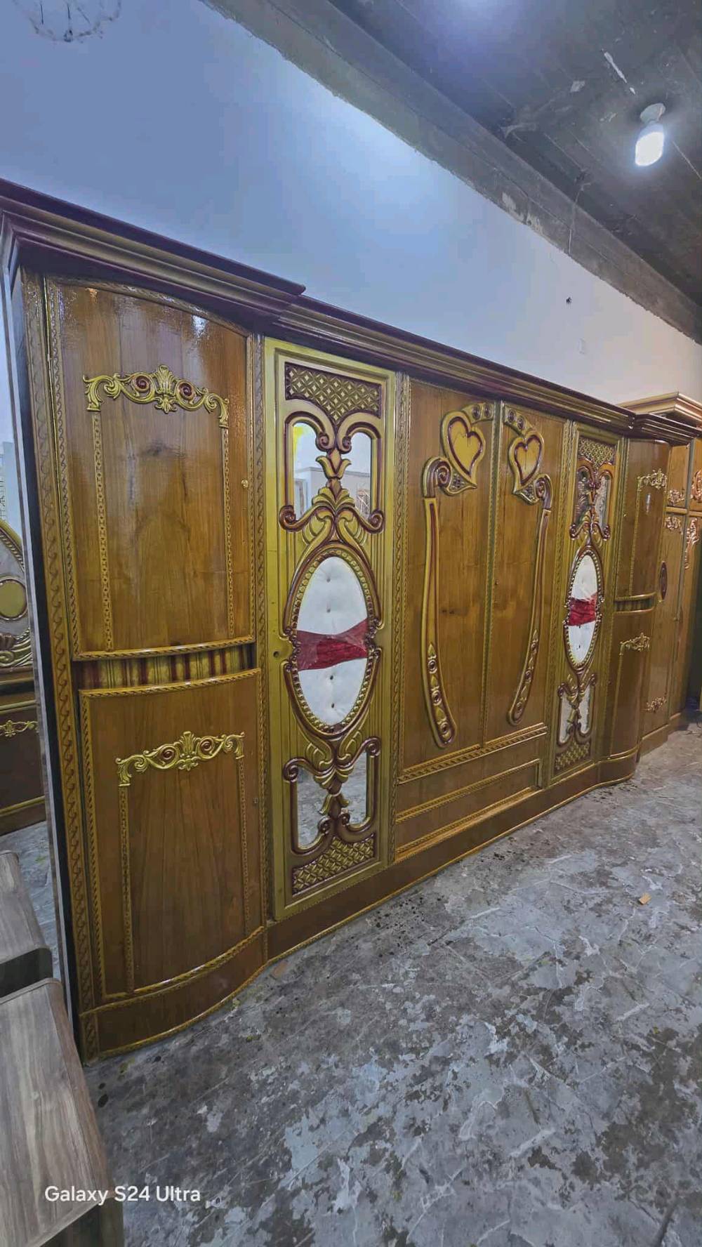 غرفة نوم فاخرة ومميزة تتضمن خزانة كبيرة مع تفاصيل زخرفية مذهلة ومرايا أنيقة. تصاميمها مستوحاة من الفن الكلاسيكي مما يضفي جمالية وجو راقي على الغرفة. الخشب ذات جودة عالية وبألوان دافئة تضيف رونق وجو من الدفء والراحة إلى أي غرفة نوم.