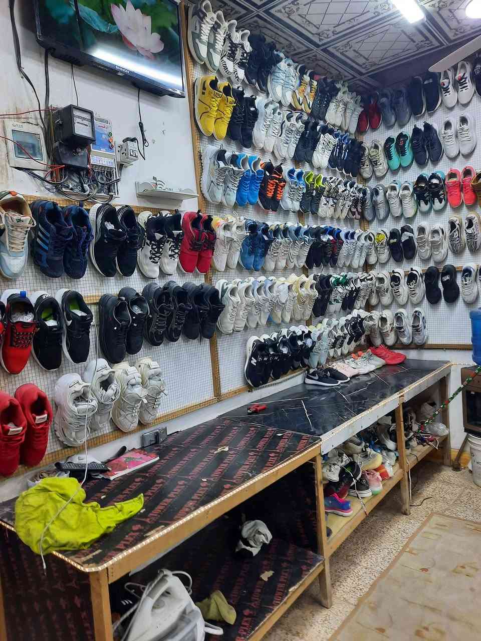 يالله السلام عليكم ،، 
1_اخوان عروض 
2_بلوزات رجالي شبابي القطعه بالف
3_بجايم شبابي رجالي بالف
4_قميص رجالي نسائي بالف
5_سويترات نسائي رجالي القطعه بالف 
6_وقماصل عندي نوعيتين مال شغل الف
وعندي نظيفات سعرهن مو ثابت
7_ملابس اطفال القطعهوع 500
8_والاحذيه اي قطعه ع 10 
#العنوان
محاويل حي 17 قرب المستوصف


**إذا كنت صاحب هذا الإعلان وتريد حذفه لأي سبب، رجاءا أرسل رسالة إلى الدعم الفني**