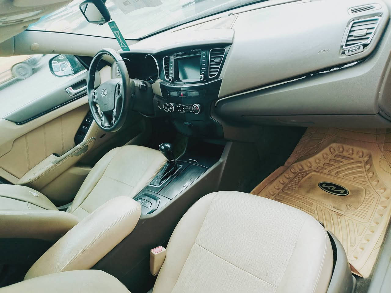 السلام عليكم
كيا كا دينزا موديل 13 
فول مواصفات سياره 
1/1
بي مكان صبغ جماليه 
مكفول من الضرب لا تبديل 
كير محرك تبريد مكينه كفاله عامه 
تخم تاير شواصي مكفولات بلادي 
رقم بغداد نكليزي سنويا جديد هزه جديد تحويل ثاني 
سعار سياره 95بي مجال شي بسيط 
العنوان بغداد بلديات نتصل وتدلل 
***********
