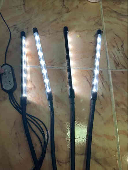 لیدێكی زۆر تایبەت و ڕاقی  بۆ گوڵەكانی نێو ماڵەكانتان
جێگرەوەی تیشكی خۆرە
بەكاردێت بۆ دەستپێكی تۆو یاخود نەمام
وە بۆ گەشەكردن و گوڵكردن بەكاردێت
سودێكی ئێجگار زۆری هەیە بۆ نێو ماڵەكان
  هەڵئەواسترێت  بە جلگرەیەك كە ٤ لیدی بە جیا پێوەیە بە دڵی خۆت یارییان پێ ئەكەیت و ھەر شوێنێكت بوێ ئەسوڕێت و بەرز و نزم ئەبێت و ئیسپڕینگییە
كۆنترۆلی خۆی لەگەلە 
٧ دەرجە كز و زیادی ھەیە ڕووناكی
ئەتوانی بە جیاش ئیشیان پێ بكەیت یاخود یەك لید ئیش پێ بكەی
٥ مۆدی جیاوازی ئیشكردنی ھەیە
مۆدێكیان سپی
مۆدێكیان شین
مودێكیان سور
مۆدێكیان شین و سور و سپی پێكەوە
مۆدێكیان شین و سور پێكەوە
وە تایمەرە  بۆ ٤ سەعات بۆ ٨ سەعات بۆ ١٢ سعات 
قیاسی هەر لیدێك بە قاچەكەوە ٦٠ سم
نرخی بۆتە ٢٥ هەزار
------------------------------
ئەوەی ویستی نامە بنێرێت لە واتس ئەپ یا ڤایبەر 
***********
گەیاندنمان بۆ زۆربەی شوێنەكانی كوردستان ھەیە السليمانية
