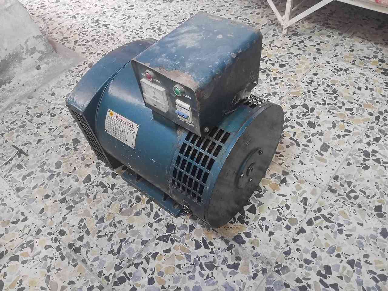للبيع رأس توليد كهرباء (دينامو) بحالة ممتازة ومواصفات عالية:
الماركة: SUPER FUJI (سوبر فوجي)

الموديل / الطراز: ST - 10

القدرة (P): 10 كيلو واط (10 kW)

الجهد (الفولتية V): 230 فولت

التيار (الأمبيرية A): 43.5 أمبير

عدد الأوجه (PHASE): 1 سز / سنجل فيز (Single Phase)

التردد (Hz): 50 هرتز

عدد دورات المحرك المطلوبة (r/min): 1500 دورة في الدقيقة

معامل القدرة (COS φ): 1.0

فولتية التهييج (EXCIT. VOLT): 80V

تيار التهييج (EXCIT. CURR): 4.1A

درجة العزل (INS. CL): B

درجة الحماية (IP): IP21

المميزات والإكسسوارات الملحقة:

مزود بساعة قياس الفولتية (Voltmeter).

مزود بقاطع دورة لحماية الجهاز (Circuit Breaker).

مزود بقواعد تثبيت متينة ومقبض علوي للرفع

السعر ول تفاصيل بل خاص ***********
