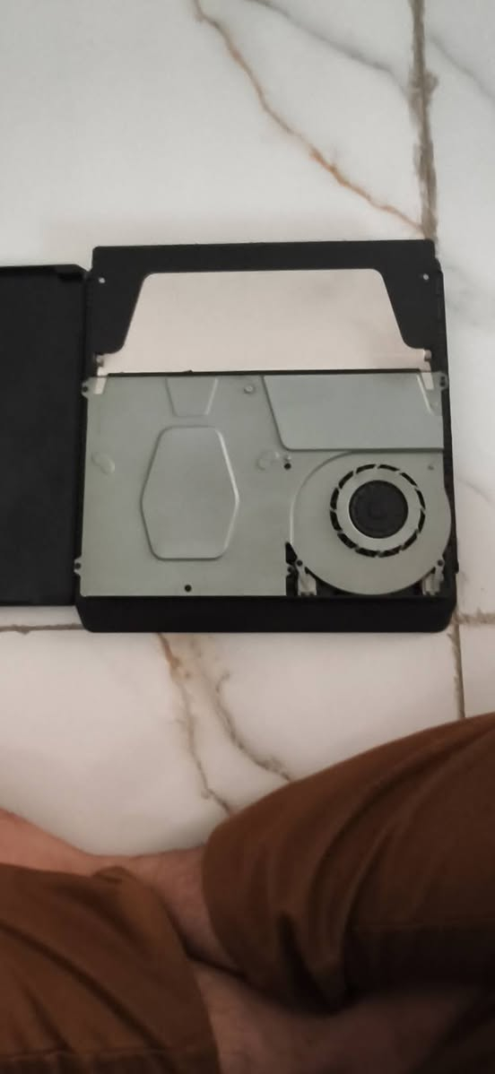 السلام عليكم من بعد اذن الادمن ps4 هارد٥٠٠ اون لاين ويا يده وحده وملحقاته كامله ولعبة وحده ريمبو 6 للبيع السعر 225مكاني الدوره ابو دشير ***********

