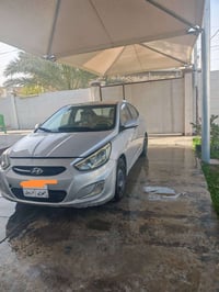 اكسنت 2017 وارد خليجي  ضررها بابين وجاملغين الاماميات بس صبغ بدون حادث...