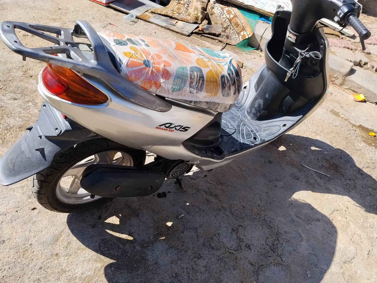 دراجه لكزز للبيع
كهربأيات شغاله 
سلف شغال عوزه باتري 
دراجه نضيفه تمشي خير من الله معدل 100 
السعر 500 بيها مجال 
تواصل فيس متواجد 
واتساب متواجد ***********
ناصريه مركز
