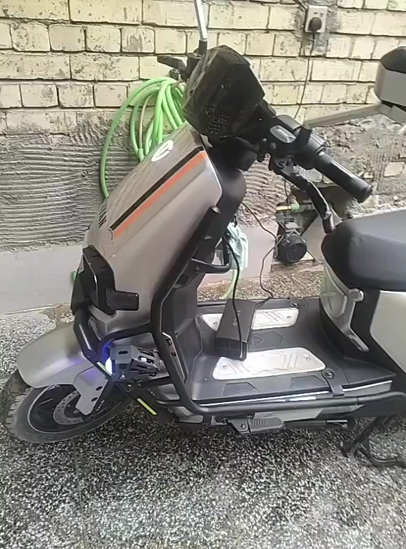 السلام عليكم ورحمه الله دراجه ريان شحن وحش الكون ست بطاريات كبار سرعه 85 ثلاث نمر سالها ثلاثه اشهر من نازله من المعرض وبيها ضمان شركه  بيها بصمات اثنين نظيفه جدا المكان الزعفرانيه السعر مليون وبيها مجال قليل الاتصال على الرقم ***********
