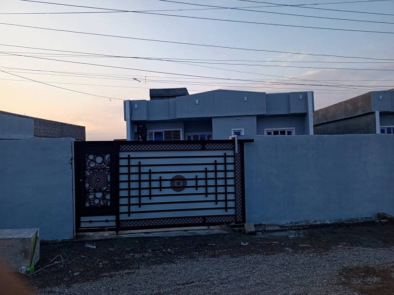 السلام عليك للبيع بيت مكون من ربعه7×4غرفه عدد2 مطبخ وهول وصحيات بيوت زيرو مامسكون واصل ماء كهرباء وتبليط ارضيه بورسلين ابواب تركي شغل درجه اولى سعر البيت 50مليون وبي مجال قليل للستفسار الاتصال على رقم ***********مكان الشرقاط بعاجه قرب المعارض الجديده
