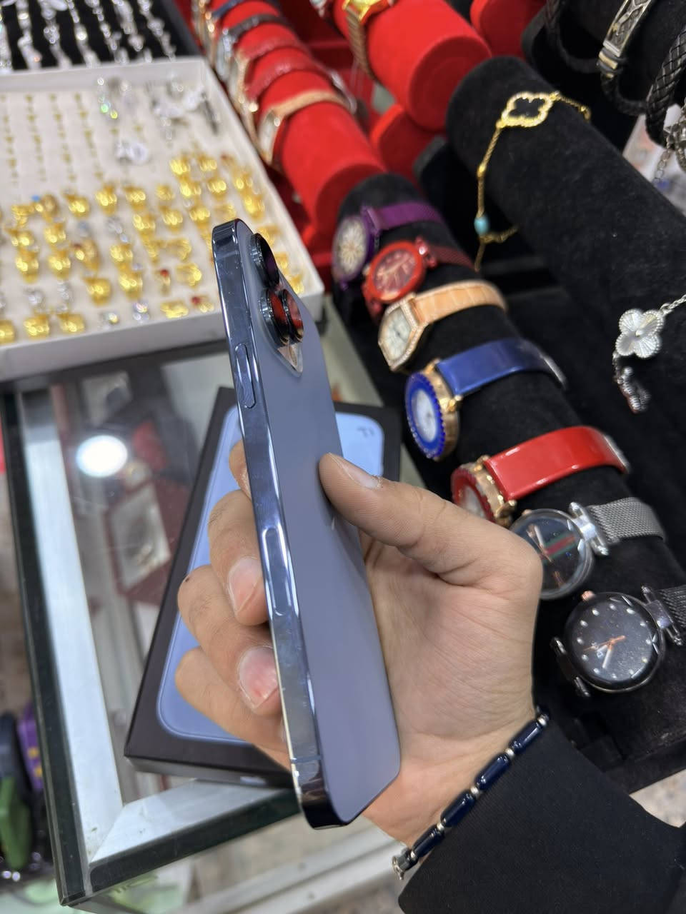 ايفون 13 برو ماكس  اوربي 📱
فوول نظافة ✨ 
بطارية 96 ✨
ذاكرة 256 ✅
لون بحري مميز 📱✨
ملحقات گفر +لاصق +عدسات اصلية (هدية)+كارتون 
مامبدل ولا مفتوح اي قطعة 📱
متواجد فقط اتصال ***********📱
واسط الكوت
