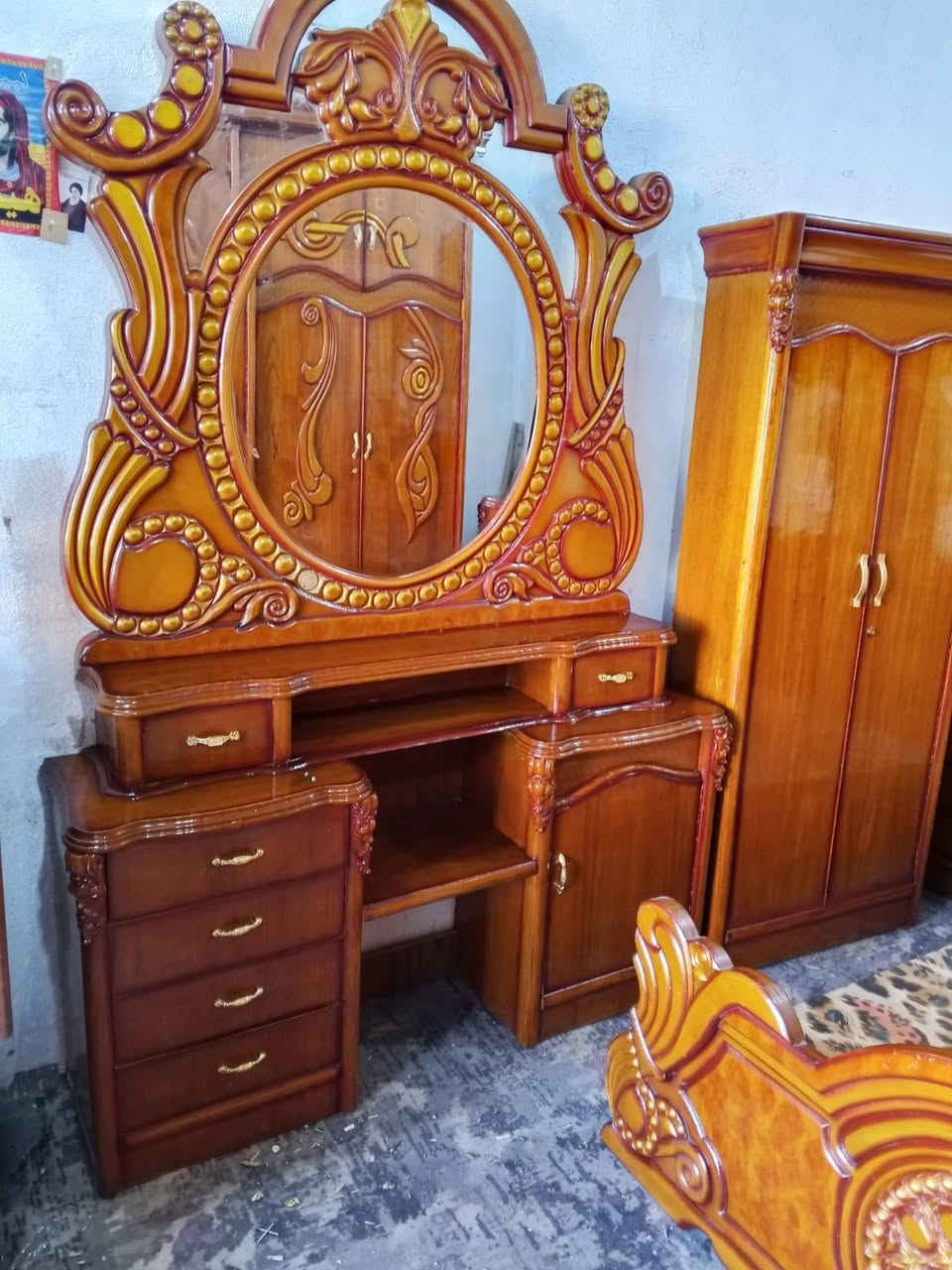 700غرفه ست ابواب فول نضافه مال عرسان صاج داخل وخارج بغداد الحسينيه مال الراشديه وعندي توصيل  ***********
