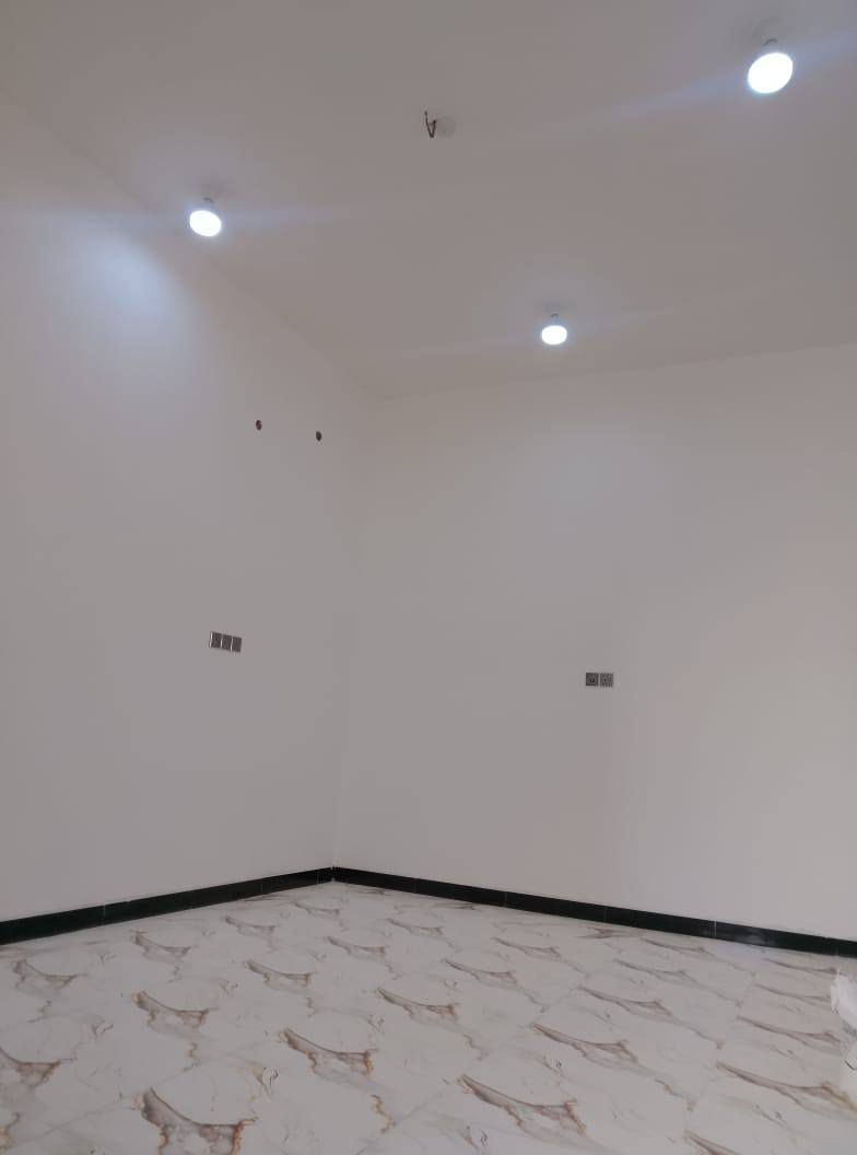 دار سكن خلفي 100م طابوق مسلح بناء حديث ما مسكون  درجه اولى يتكون من غرفة + استقبال +  مطبخ+  صاله + صحيات خارجي وداخلي. العنوان الفداء شارع ابو لبنان فرع الصيدليه مقاطعة 22  مع كافة الخدمات السعر 84 مع المجال للاستفسار ***********
