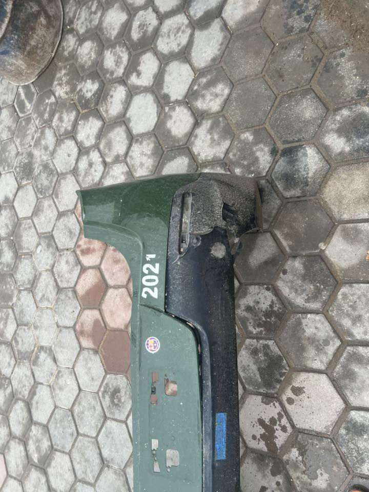 دعاميه صول القطعه الخضره مابيها اي شي والقطعه السوده بيها كسر بس كامله مابيها نقص  سعرها ٥٠ الف فقط.  علما الجديده ب٣٠٠ رقمي ***********
