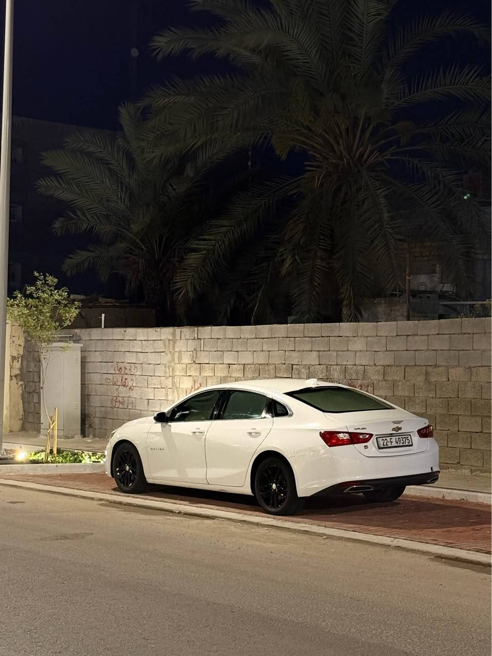 للبيع: شفروليه ماليبو LT موديل 2017 (وارد أمريكي) 🇺🇸🚗
السعر: 93 ورقة (9,300$) وبيه مجال كلش قليل للشراي. (اليدور أرخص رحمة لأهلك لا يتعب نفسه.. لا يتصل ولا يدق ولا يدز).
المكان: البصرة 📍
الحادث: وارد أمريكي، حادثها (جاملغ وبنيد)، وصور الحادث مالتها بأمريكا كلها مرفقة بالمنشور حتى تشوفها بعينك وتقتنع.
المواصفات والوضعية العامة (مال بيت وشغل واطلع):
 التبريد والحماوة: تبريد ثلج ما شاء الله، والسيارة حماوة ماكو نهائياً (قفل على النص) شحن وسفر وجاهزة لجو البصرة.
 الكير والناقل: أوتوماتيك، نمراته يخببلن وسلسة كلش، ودهن الجير مبدل جديد قبل شهر واحد بالتمام.
 المحرك: 1.5L Turbo – (المكينة جديدة، مشدودة ومجهزة بكراج "علي الكردي" المعروف ببغداد.. يعني على الفحص).
 البصمات: بصمة تشغيل + 5 بصمات أبواب (دخول ذكي).
 عداد المسافة: 190,000 كم (قابل للزيادة البسيطة).
 الشاشة والترفيه: شاشة أصلية كبيرة تدعم Apple CarPlay و Android Auto مع تحكم ستيرن كامل.
 الرؤية والأمان: كاميرا خلفية دوارة عالية الدقة مع حساسات خلفية.
 الاضاءة: لايتات LED نهارية (Daytime Running Lights).
 الراحة: كرسي السايق تحكم كهربائي (8 اتجاهات).
حالة الصبغ والبدن:
السيارة حالياً بيها 4 قطع صبغ فقط. مصلحة وجاهزة للاستخدام اليومي، المكينة والكير بحالة ممتازة جداً وما تحتاج منك ولا فلس مصروف.
للتواصل والاستفسار (للجادين فقط):
📞 *********** البصرة, العراق
