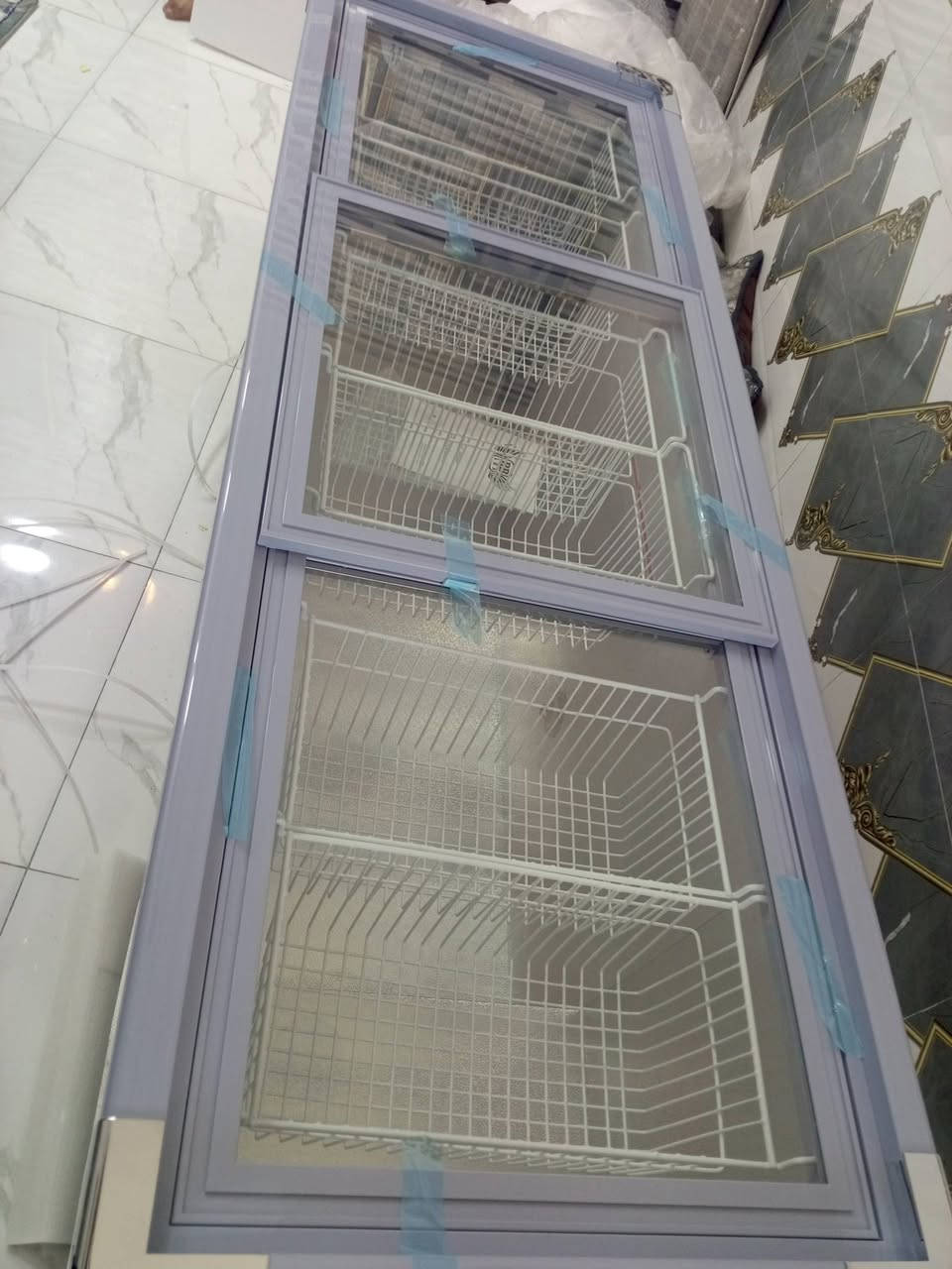 سلام عليكم براد عارضه بطحيه حجم 20 طول عارضه 180البيع جديده ما مستخدمه ***********
