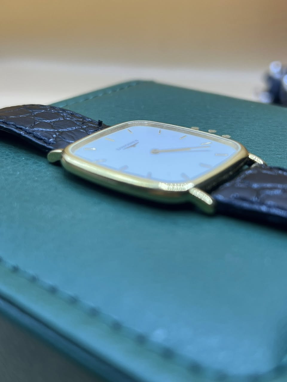 توكلنا على الله
~لونجين كلاسك دزاين الباتك فلب
~الترا سلم نحيفة  
~كوارتز بطارية نظام العقربين 
~تغليف ذهب سمك 10 مايكرو
~سير و بك اصلي لونجين
~نظافة جداً عالية
~ابعاد الساعة 30 عرض 33 طول/قطر رسمي

السعر والحجز على الخاص 
او على رقم الواتساب ***********
