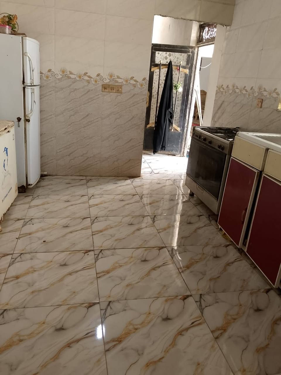 السلام عليكم بيت للبيع طابو صرف مساحتة 200 متر يتكون من غرفتين وحدة سويت كبيرة مع صحيات والثانية غرفة تلاثة ونص في خمسة ونص مع صالة واسعة مع استقبال كبير مع حديقة البيت بناء طابوق مع بلوك السقف عگادة بناء جديد البيت ارضية بورسلين الموقع سدة الهندية حي المعافات مال حي النصر الشارع الأخير ماء كهرباء خير من الله السعر 65 قابل للتفاوض يرهم قسط الشراي يتصل على الرقم ***********
