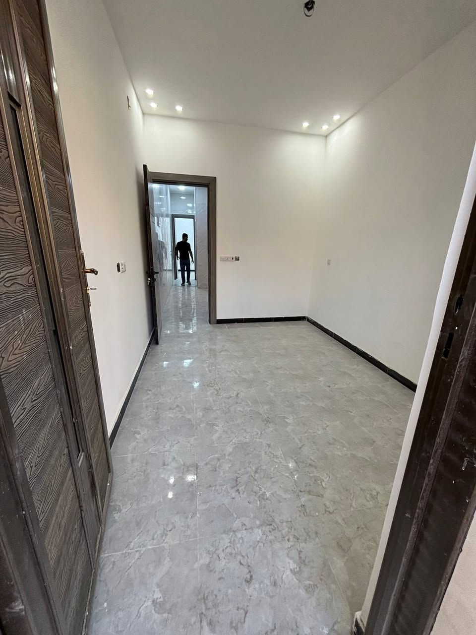 البديع للإستثمارات العقاريه 
دار للبيع ملك صرف طابو 
المساحه 46  م
يحتوي على  غرف نوم  " وصاله ومطبخ وخدمات  🏗️    🏗️  وطابق ثاني غرتين نوم وخدمات   
عرض شارع 15
عنواد الدار حي القاهره الدلفيه 
   عنوان المكتب حي القاهره  المعلمين قرب بيتزه بيروت واسواق حيدر مكتب البديع 
للاستفسار 
 ***********📞
