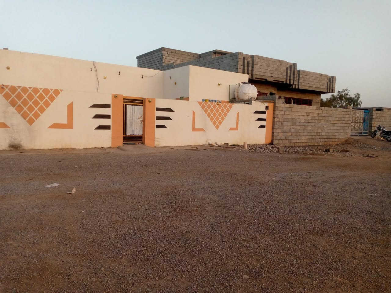 دار للبيع في معسكر قرب نداوات مقابيل جامع المنان يحتوي البيت على 4 غرف نوب 5×4 +هول 5×6 + مطبخ 4×4 + صحيات داخلي غراجي + مجلس داخلي + ستقبال خارجي 4×7+حوش جبير + قطعه من ضمنه تقريب 100 متر هذا كول تفاصيل لبيت اي ستفسار تصل ***********
