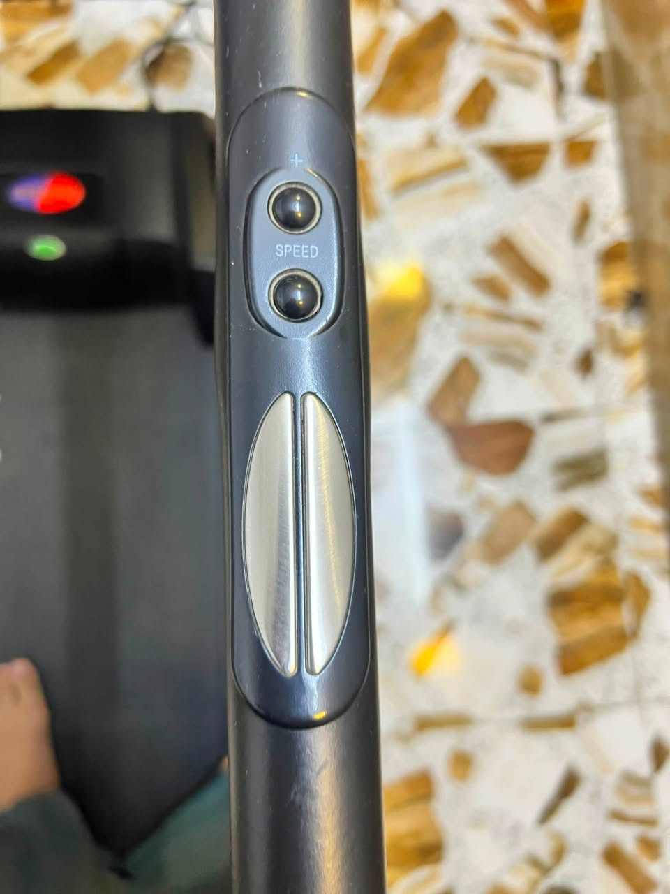 للبيع جهاز جري كهربائي HOUSE GYM F45 بحالة ممتازة

جهاز جري منزلي عملي يحتوى على وضع جبلي،مناسب للمشي والجري وتمارين اللياقة، يعمل بكفاءة عالية.
المواصفات:

-محرك كهربائي قوي.

-سرعة قابلة للتعديل من 1 إلى 16 كم/ساعة.

-ميل كهربائي قابل للتعديل حتى 15%.

-12 برنامج تمرين مدمج (P1–P12).

-شاشة LCD تعرض: السرعة، الوقت، المسافة، السعرات الحرارية، والنبض.

-أزرار تحكم سريعة بالسرعة والميل.

-منفذ USB وMP3 مع سماعات.

-نظام امتصاص صدمات لتقليل الضغط على المفاصل.

-قابل للطي لتوفير المساحة.

-عجلات لسهولة النقل.

-يتحمل وزن مستخدم حتى 160 كغ.
الجهاز بحالة جيدة جدًا ويعمل بكفاءة.

مناسب لـ:

-المشي اليومي.

-الجري.

-إنقاص الوزن.

-تحسين اللياقة البدنية.

-الاستخدام المنزلي.

للاستفسار أو المعاينة يرجى التواصل ☎️*********** بغداد الدوره
