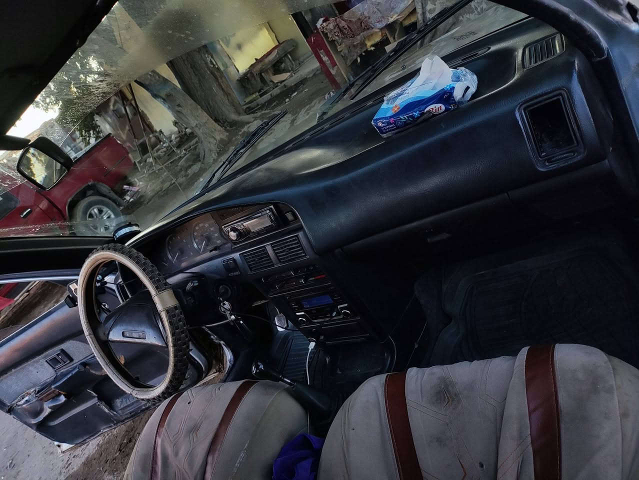 السلام عليكم .كورلا 90 بلادي كير ومحرك مبدل جديد . مابيها معجون ولا اي خياس . الباتري جديد مبدل وتخم سماعات اربعة ومسجل اصلي . وغرفتهة وكهربائياتهة كاملة . رقم صلاح الدين السنوية لل2030 باسمي السعر  33 احول تحويل . هذا رقمي ***********.
