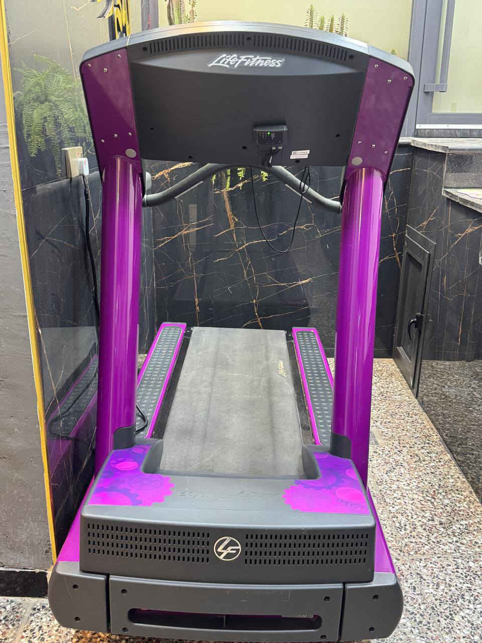 السلام عليكم
جهاز جري امريكي من شركه لايف فتنس اصلي استخدامه قليل كلش جهاز نظيف عنواني بغداد بالقرب من جسر الصرافيه بأتجاه مطعم صاج البديع سعره 8 اوراق وبي مجال للشراي هذه رقمي ***********
