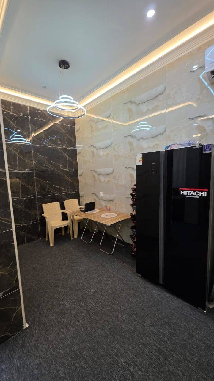 #اسعد_الله_اوقاتكم_بكل_خير👋
توفر دار سكن للبيع طابقين ملاحظه مع جميع الاثاث بل كامل 

بناء حديث طابوق بلكامل والارضيه رفت  سنة البناء 2026

#المساحه 100م مربع

على شارع 10م وركن

جميع الخدمات متوفره

محتويات البيت ⬇️

استقبال

صاله كل طابق وحده

مطبخ

غرف نوم 5

صحيات داخلي + خارجي

وكل طابق صحيات 

كراج

#جنس_العقار : طابو ملك صرف زراعي عراقي سند 25

#العنوان .. البصره حمدان قرب مستوصف حمدان

جميع الخدمات ماي كهرباء شوارع 10 متر

#السعر 165وبي مجال للشراي

#اللاستفسار الاتصال على الرقم 📳📞
*********** 📳
