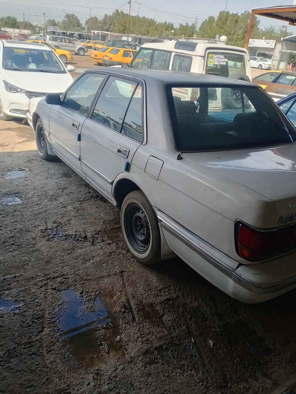 سوبر سيدان موديل 1990 بدون حادث بس هلالات الخلفيه مصبوغ كير مكينه بطه كامله السياره حداديه دبلات العنوان البياع السعر 65 ورقه ***********

