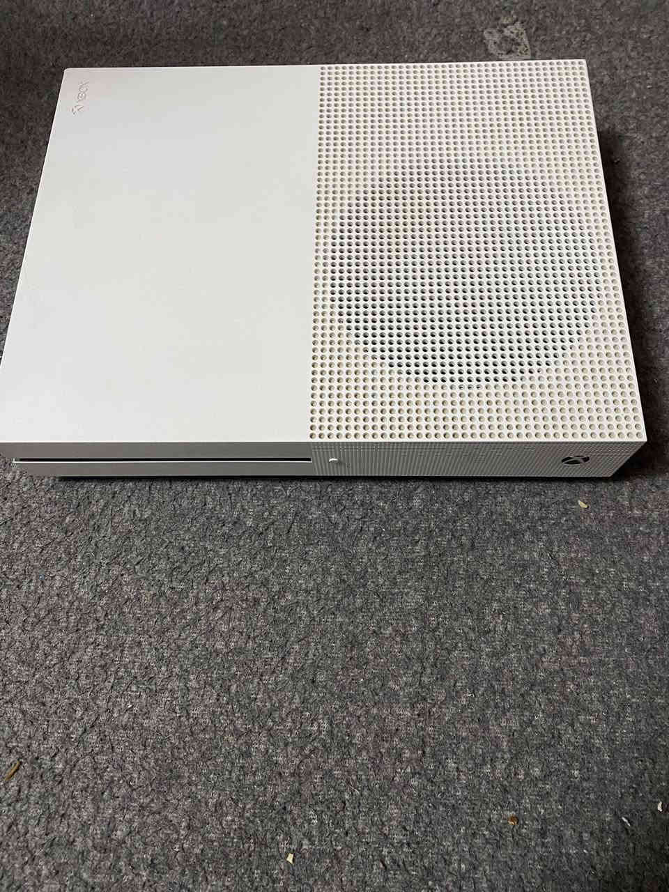 xbox one s للبيع 
معاه كيبل التشغيل + اليدة + واير ال HDMI 
السعر ١٧٠ وبيع مجال بسيط مستعجل على البيعة مكاني الموصل الايسر رقمي***********
