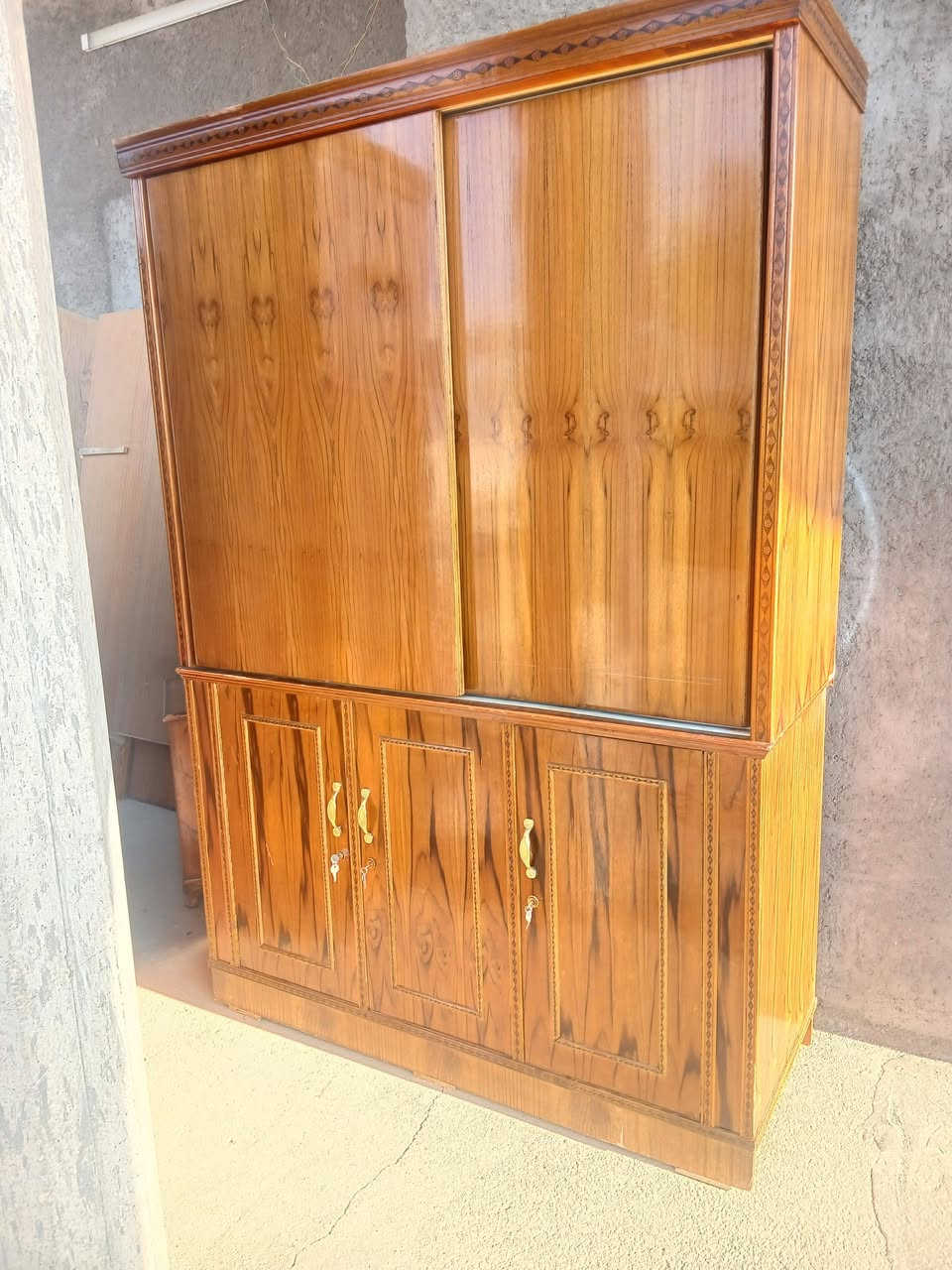 كناتير ابو 4 جديد مو مستخدم خشب صاج عراقي 
سعر 310 وبي مجال 

ابو 3 جديد مو مستخدم السعر 290 وبي مجال 

بوفيه  جديد مو مستخدم 
سعر 200 وبي مجال 

بوفيه مترين ونص مستخدم قليل ديكور حديث 
سعر 175 وبي مجال 
***********
