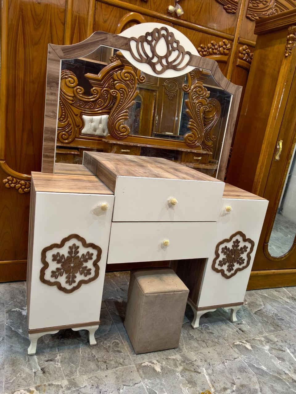 السلام عليكم غرفه نوم تركيه 8 قطع السعر 650 مع شد ونقل توصلك للتواصل ***********
🛑🛑مميزاته 

برغي حديد

جوي حديد  

فولل نظافه
