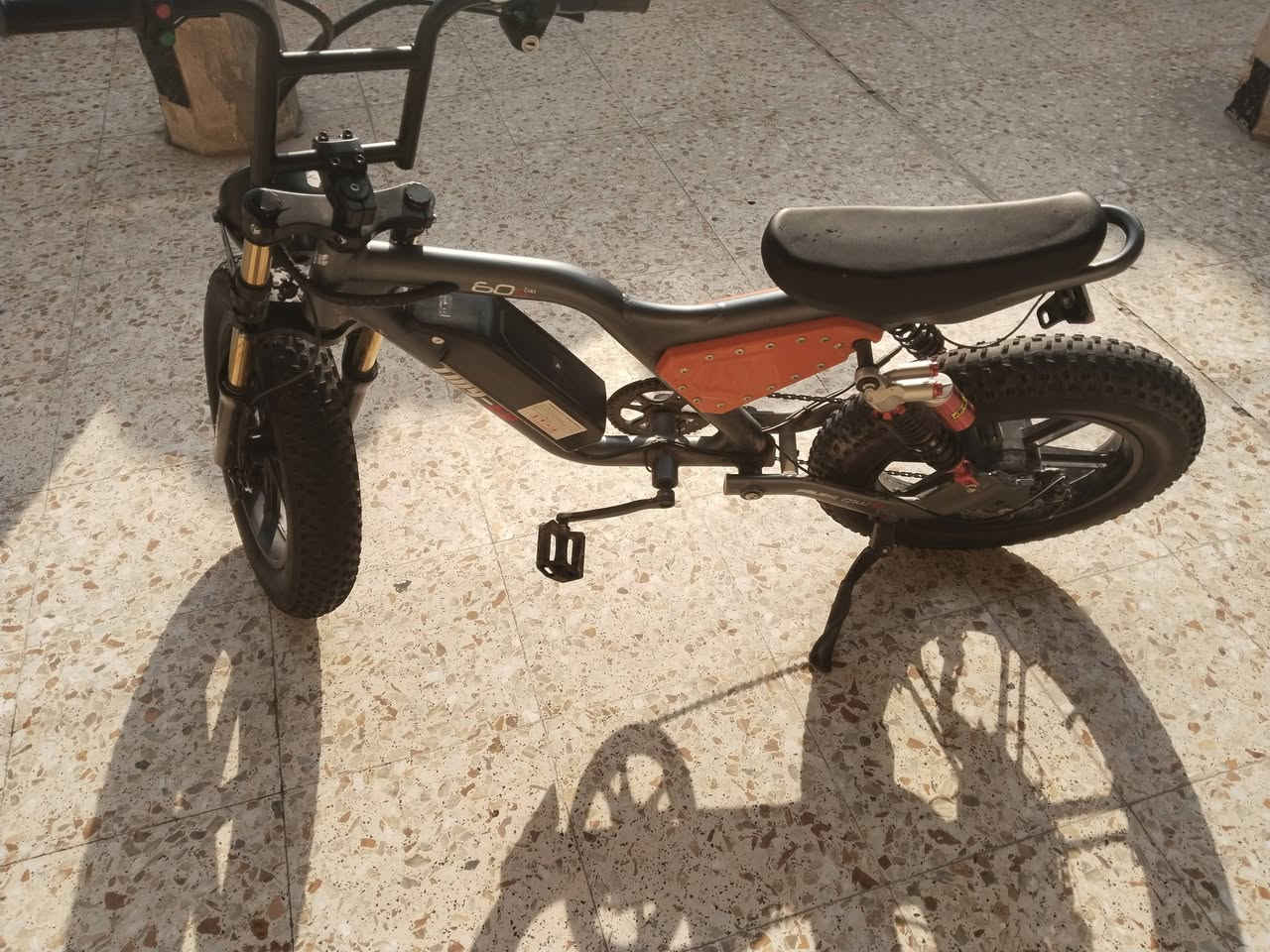 دراجة شحن
بطارية ليثيوم - استعمال قليل - نظيفة غير مفتوحة - ٦٠k في الساعة 
السعر ٤٠٠ الموقع حي اور - ام الكبر و الغزلان 
***********
