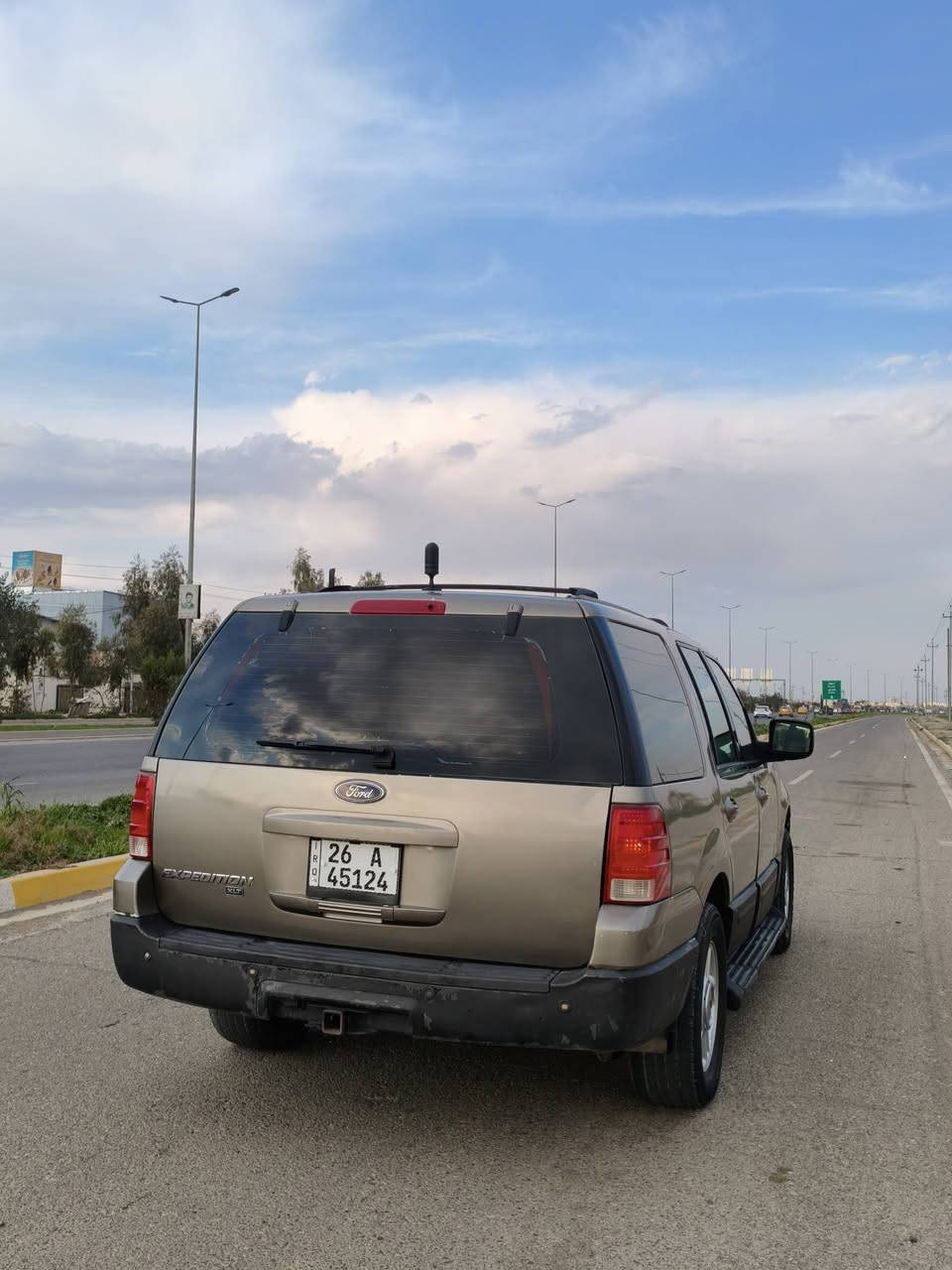 سلام عليكم 
للبيع او مراوس فورد اكس بديشن كير مكينه 5.4خير من الله رقم صلاح الدين مشروع وطني ل 28 دولي شرط تحويل ول وكالة دواخل لون صحراوي نضيف سياره خير من الله رقم تليفون ***********
سعر 90وبيها مجال
