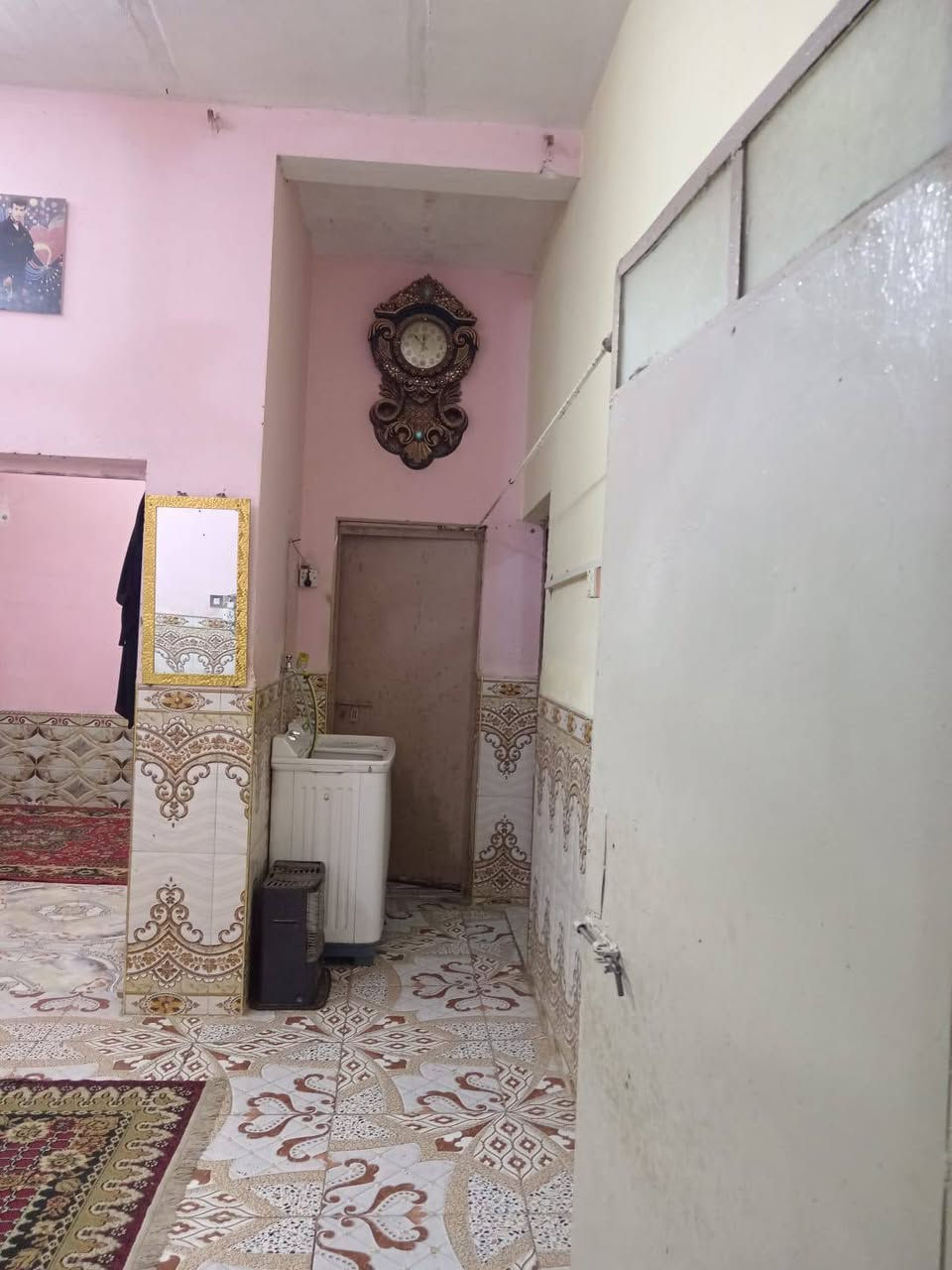 السلام عليكم ورحمه الله وبركاته 
بيت 100 متر مربع مكانه بحي الرحمه الثانيه 
بيت مرتب كامل وبيه محل بناء نضيف جدآ  ماتخسر عليه نهائيآ 
بلنسبه للمنطقه خدمات كامله 
ماء.مجاري . تبليط.كهرباء 
سعره 45 مليون وبيه مجال كلش بسيط
للاستفسار الإتصال على الرقم ***********
