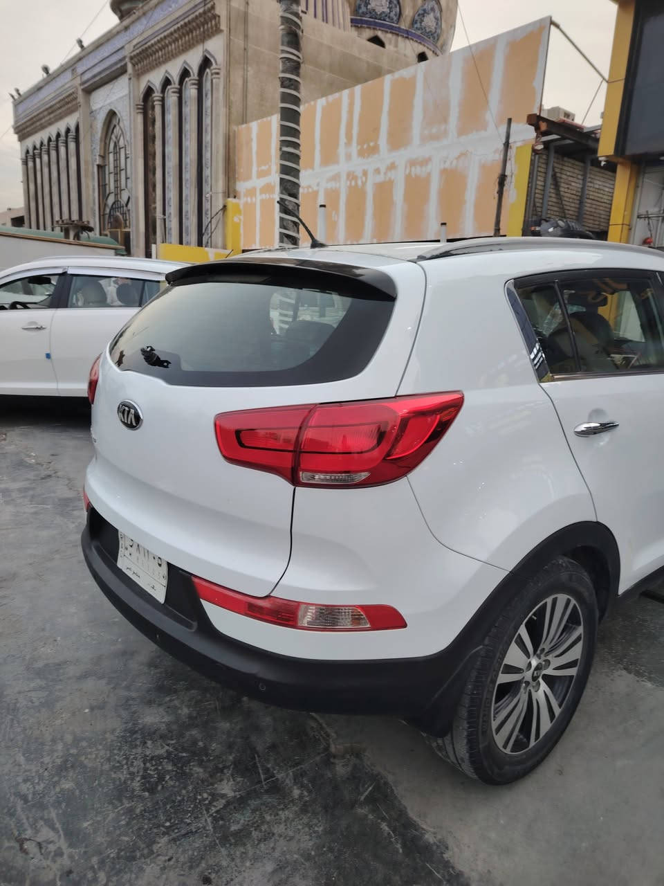 السلام عليكم سبورتج ٢٠١٦ السونار واضح كدامكم ماشيه ٢٤٥ كير مكينه مكفوله الباب بيه شخط ونصبغت على كده مدوشمه كشنات وكاعيه وصندوك كاميرا حساس يدات نيكل مري شفط اشاره بالمراية شباك خليه معروضه ١٦٠ وبيه مجال واذا مراوس بعد افضل ***********
