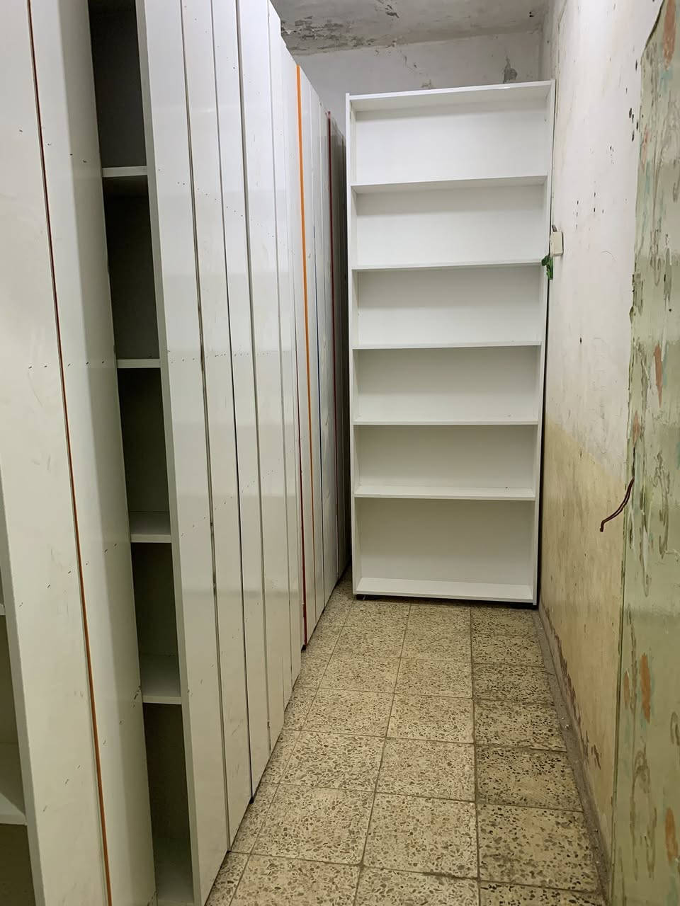 للبيع فاترينات جدد الاتصال *********** وتساب العماره حي الحسين الجديد مقابيل السوك الاخضر شارع ابو شاكر
