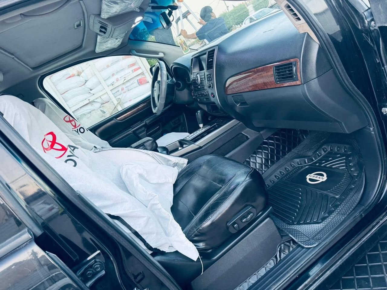 السلام عليكم نيسان ارمادا 2012 بلاتينيوم فول مواصفات واحد على واحد كلشي بيها تبريد تدفئة كشنات السايق والراكب والكشنات الوره كلشي بيها  مكينة جديدة لوك كير مابيها حادث بيها بس جاملغ السايق والبنيد صبغ فقط ماشية 80 الف السعر 155 وبيها مجال حك الجية ***********
