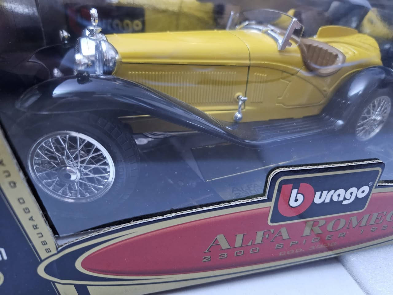 السلام عليكم
مصغر لسيارة Alfa Romeo 2300 Spider من عام 1932، وهو من إنتاج شركة Bburago بمقياس 1/1
يتميز النموذج بلونه الأصفر ومقاعد داخلية بنية اللون
صُنع هذا المجسم في إيطاليا
السعر ٦٥


**إذا كنت صاحب هذا الإعلان وتريد حذفه لأي سبب، رجاءا أرسل رسالة إلى الدعم الفني**