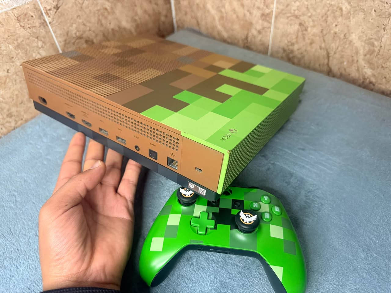 السلام عليكم اكس بوكس ون اس باندل نسخة مميزة 🌟 
ذاكرة 1 تيرا بايت وبي العاب قويه وكافه ملحقاته موجودة ونضافه 90‎%‎ الجهاز اي مشكلة مابي انطي شرط الضمان والفحص.
السعر 195 الف وبي مجال للشرايه مكاني كركوك ورقمي *********** الشراي يتواصل وياي وخادم اني . كركوك, العراق
