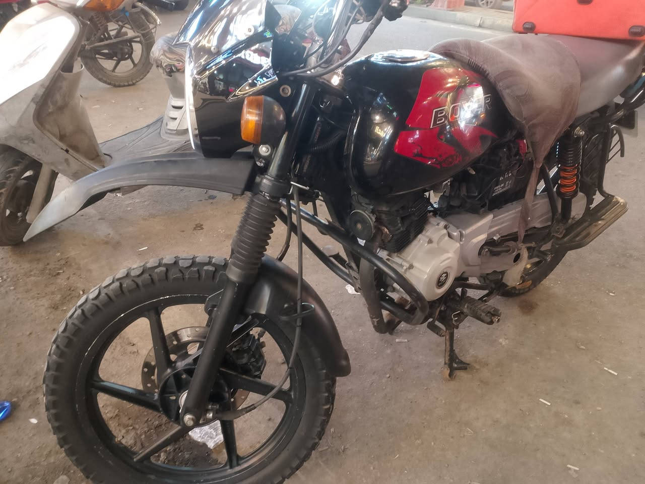 السلام عليكم بوكسر لبيع موديل 2022 مرقمه بسمي تحويل مباشر اي نقص ما بيه بس لوحات ما طالعه تحول وطلع لوحد السعر 1950/ مليون وتسعميه وخمسين وبيه مجال قليل العنوان بغداد الحسينيه الراشديه قريت النتصار 
رقم مبايل *********** واتساب بي ما متواجد عل فيس بوك
