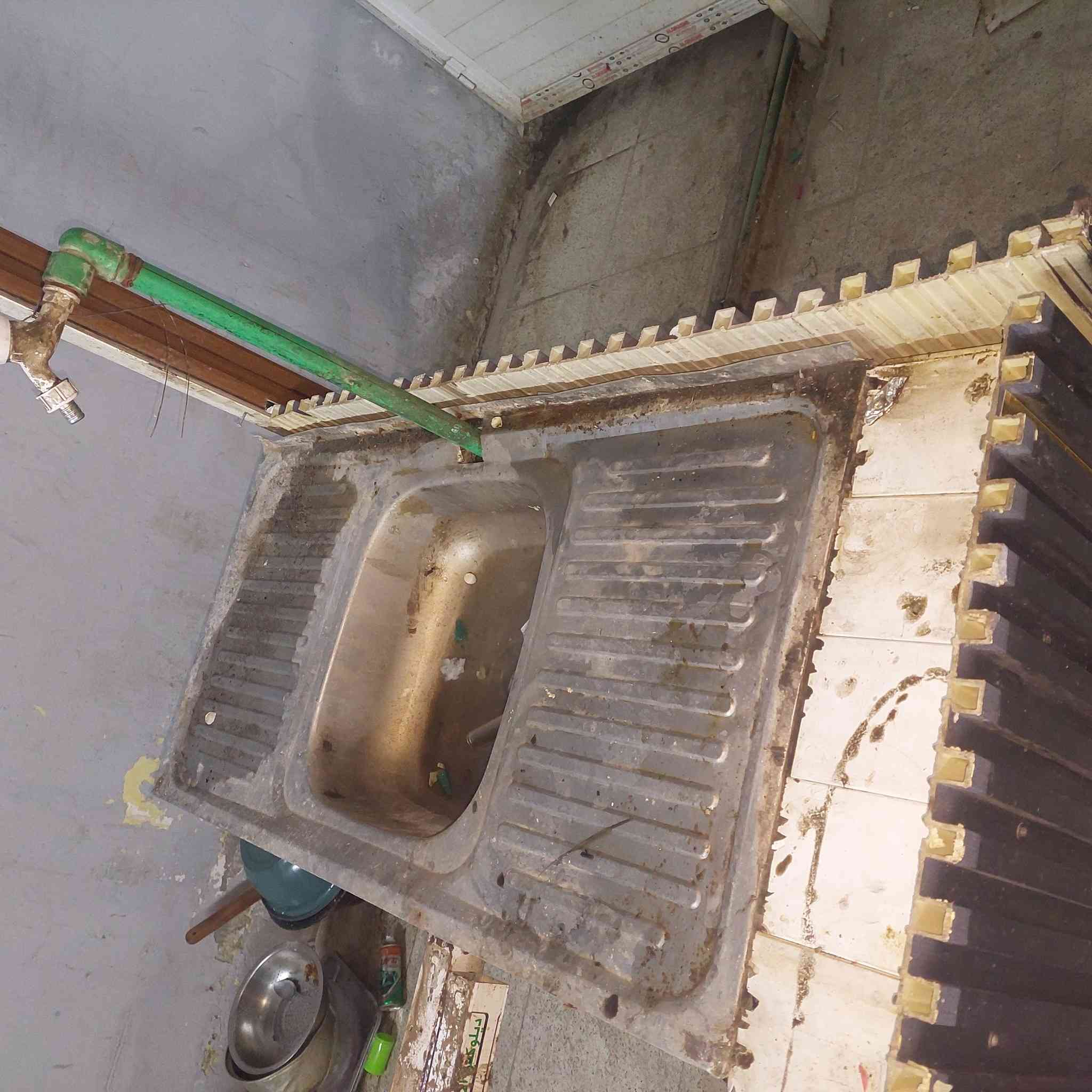 جنبر شاي بحالة جيدة حديد و ميز الومنيوم و سنك للبيع للتواصل اتصال على رقم *********** او التواصل على الخاص السعر الكلي ٢٢٥ الف
