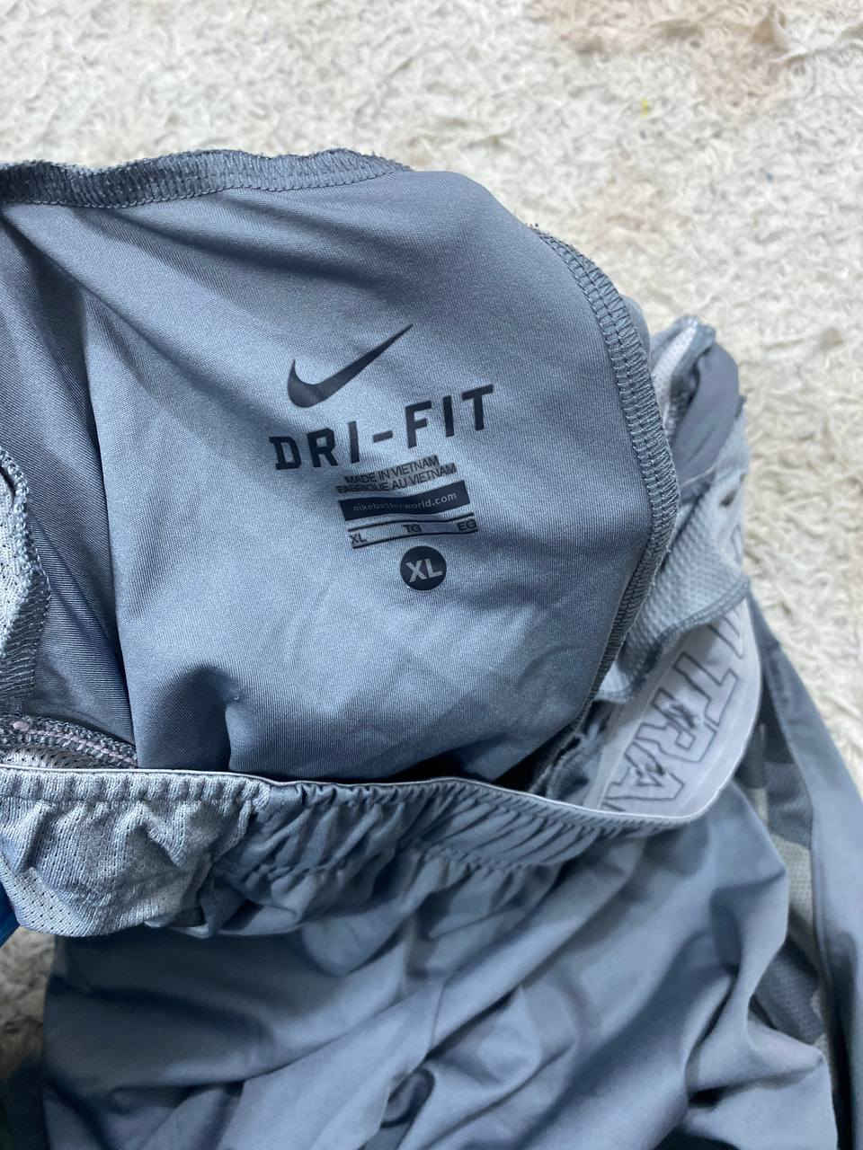 نايك 
قياس إكس لارج 
سعر 8 الف 
توصيل لجميع المحافظات 3 الف


**إذا كنت صاحب هذا الإعلان وتريد حذفه لأي سبب، رجاءا أرسل رسالة إلى الدعم الفني**