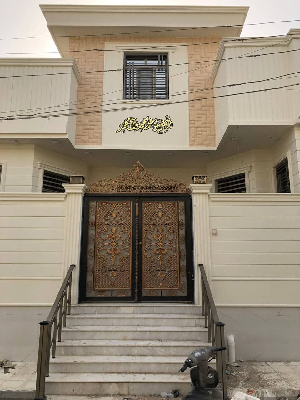 سلام عليكم بيت للبيع بالعصافير نزلت الصناعة قرب 
مركز الشرطة أولى بيت يصير مساحة 130 متر طابق واحد بي غرفه وداخلها حمام وبراني وصالة ومطبخ وحمام داخلي وخارجي  البيت كله مرمر  وأرتفاع عن الشارع خمسة بايات كلش مرتب وبناء درجة أولى ***********
