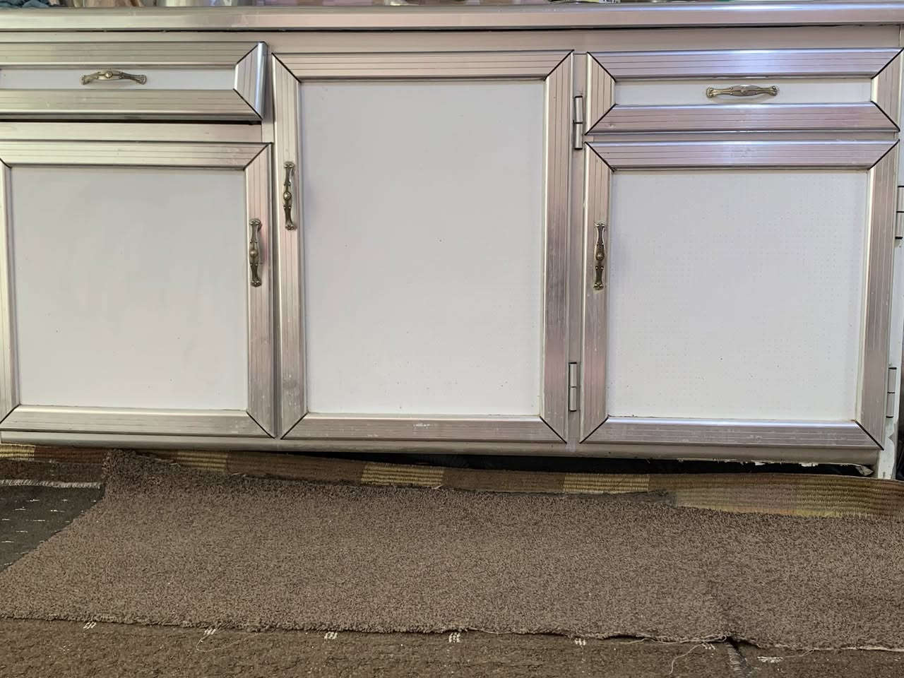 اغراض منزلية للبيع باسعار مناسبة جدا تصفية منزل
1- كاونتر مع الملحق ( 130 الف ) 
2- غرف نوم عدد ثنين مع كنتور بابين + ميز تواليت + جرارات الغرفة الوحدة سعرها (250 الف ) 
3- طباخ خمس عيون اصلي (160 الف )  + ساحبة(75 الف ) 4- غسالة عادية (25 الف ) 
5- مبردة حديد(100 الف )
6- فرفوري انتيكه
7- زوالي عدد 10 قياسات جميلة بسعر (200 الف ) 
للاستفسار / *********** 
(غير متواجد خاص )
