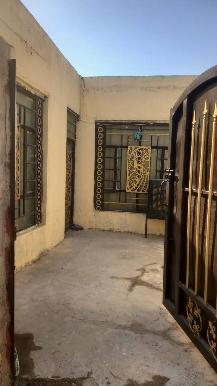 بيت البيع 150متر على طريق ابو جاسم حي الزهراء يبعد عن شارع العام 75متر يحتوي البيت غرفه نوم 2 صاله مطبخ صحيات وحديقه خلف البيت بلوك سندويج سقف ثانوي سيراميك شغل درجه اولى السعر 25مليون وبي مجال عنون  مكتب  السعدي للعقار بابل المسيب على طريق ابو جاسم يم حي النوار مقابيل فرن صمون ***********واتساب
