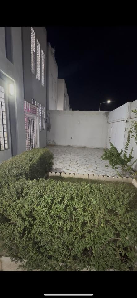 بيت في مجمع السلام السكني المرحله الثالثه
الدخول عن طريق عامود رقم واحد 
او عامود  22 شارع جامعة الكفيل
بيت 200 متر طابقين   
استقبال 
ثلاث غرف نوم 
مطبخ بارد ومطبخ حار بناء
صاله كبيره 
ثلاث صحيات 
بي اضافات 
بناء مخزن في الطابق الاول  طول 9متر وعرض 4متر 
بناء مطبخ حار خلفي 3في 2,5
إضافة خط ماء اساله للبيت كله 
إضافة كتائب حديد للبيت كله مع إضافة باب حديد للباب الداخليه 
زيادة ارتفاع الجدران للبيت كله 
البيت جديد وفارغ وجاهز للسكن
بيع بسعر مناسب جدا 
للأستفسار اتصال على الرقم 

‭***********‬
