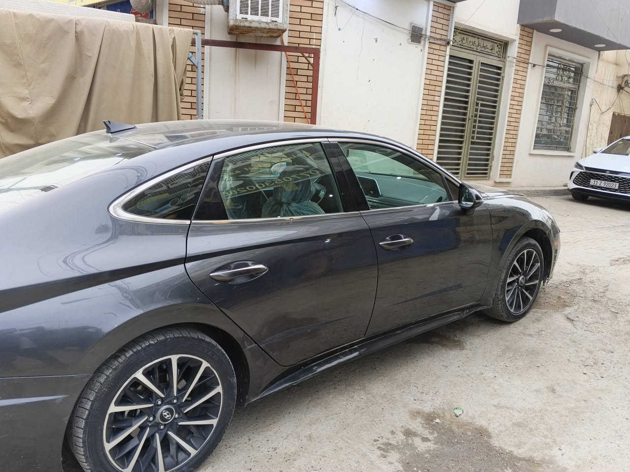 السلام عليكم سوناتا 2020رقم بغداد باسمي تحويل ثاني يوم السونر موضح كدامك مكان السيارة بغداد المنصور اي نقص ما بيها تخم تاير جديد صدر امامي جديد تدفئة تبريد شغال بلادي السعر 160 وبيها مجال بسيط للاستفسار الرقم ***********
