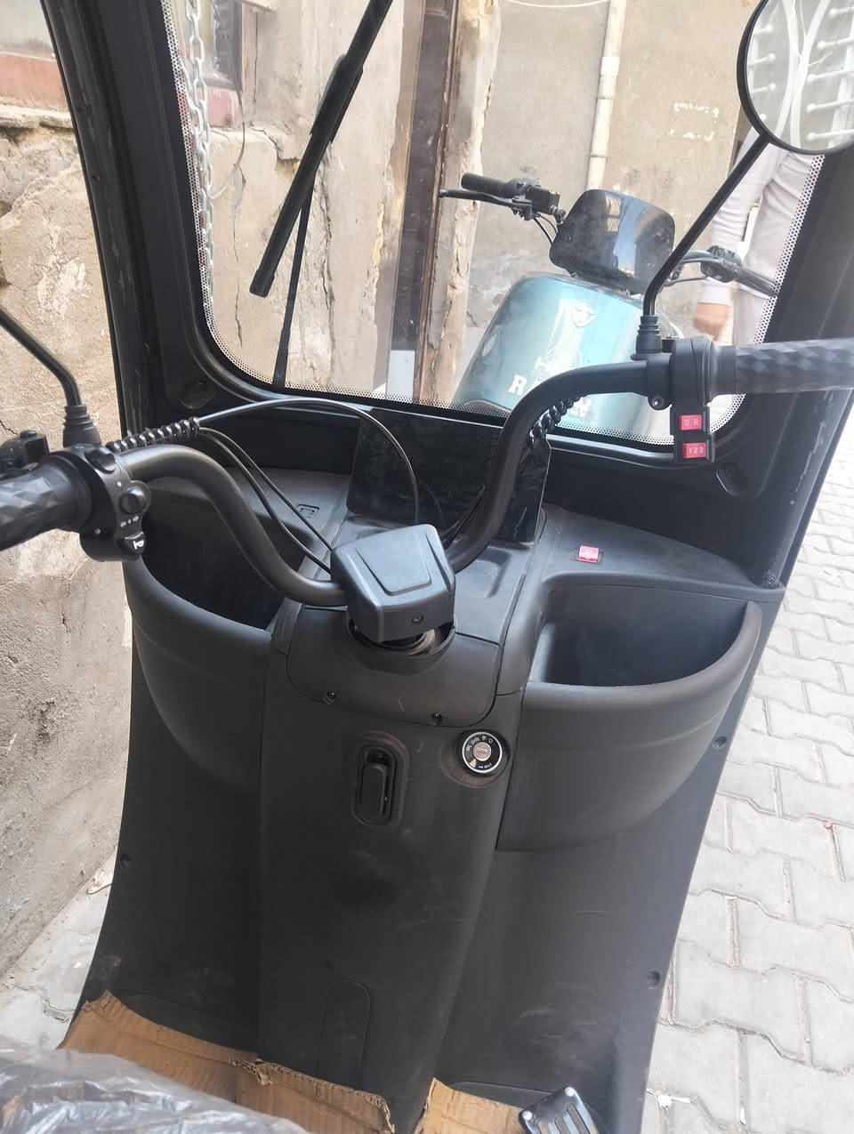 دراجه ثلاثيه شحن استعمال يومين فقط بعدها بجيسها كلشي شغال وبيها 3 مقاعد وماسحه جام شاشه شغاله قفل السرعه 50 6 بطاريات كبار ملف 1500 سعر مليون وميه مكاني شارع حيفا رقم الهاتف ***********
