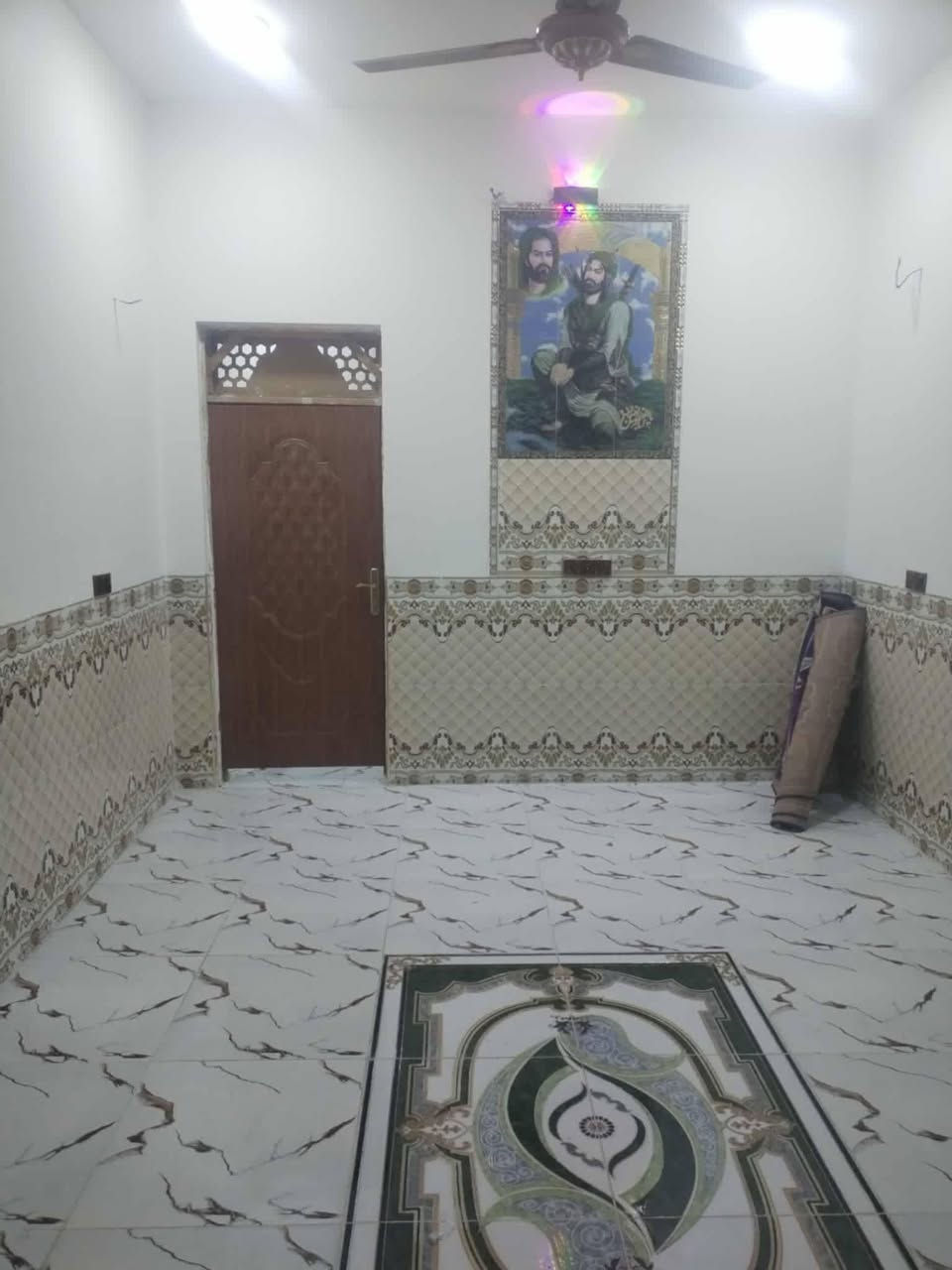 دار للبيع مساحه 150 متر موقع ابو حشيش قرب جامع ال عياش 
البيت بناء جديد ومابي نقص 

غرفه وصاله ومطبخ واستقبال وحمامات داخليه وخارجيه ودرج  وبيتونه 
وكراج سياره 
وتشاريف سطح    شتاكر بناء اساس كونكريت سكف عكاده كل البيت بناء طابوق  وبلوك  مخاشر 
خدمات كهرباء او ماي وشوارع سبيسب قريب على حي الحسين  قريب على شارع الحولي جديد 

  البيت محجوز للمصرف العقاري ستقطاع مباشر 
يباع  تسديد على صاحب القرض او عليك 
السعر  30 بالبيد وبي مجال قليل 
والقرض 50 يتحولن على مشتري 

الاستفسار اتصال 

***********
