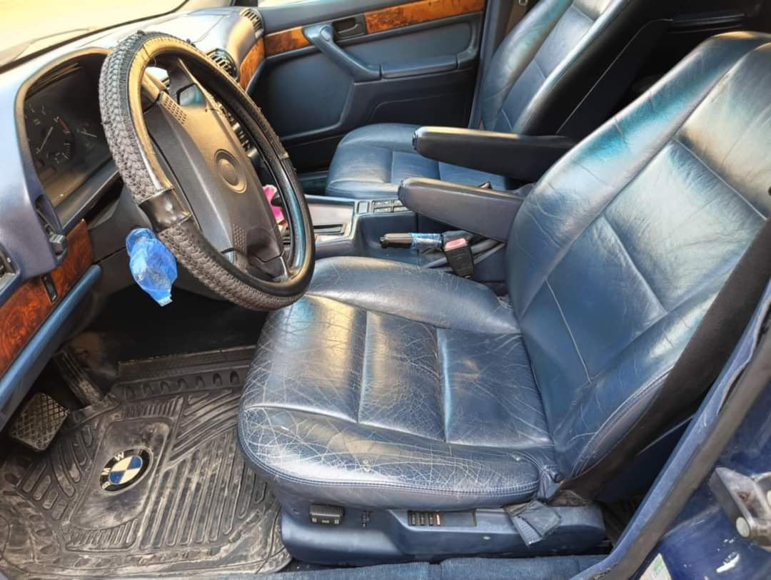 Bmw 1990 730
السيارة اعلى موصفات 
المواصفات 
جلد 
كشنات كهربائي 
كشنات تدفئة 
بردة خلفية كهربائي
تحكم مراية 
كمبيوتر 
فتحة سقف 
بردات بواب خلفية 
قطعتين تبريد 
شاشة GD
نظام ASC + PDC
السيارة صبغ عام جمالية 
محرك وكير كفالة 
كهربائيات تشتغل بنسبة ٩٠٪؜
سعر السيارة ٥٩ وبيها مجال 
موقع السيارة موصل 
***********
