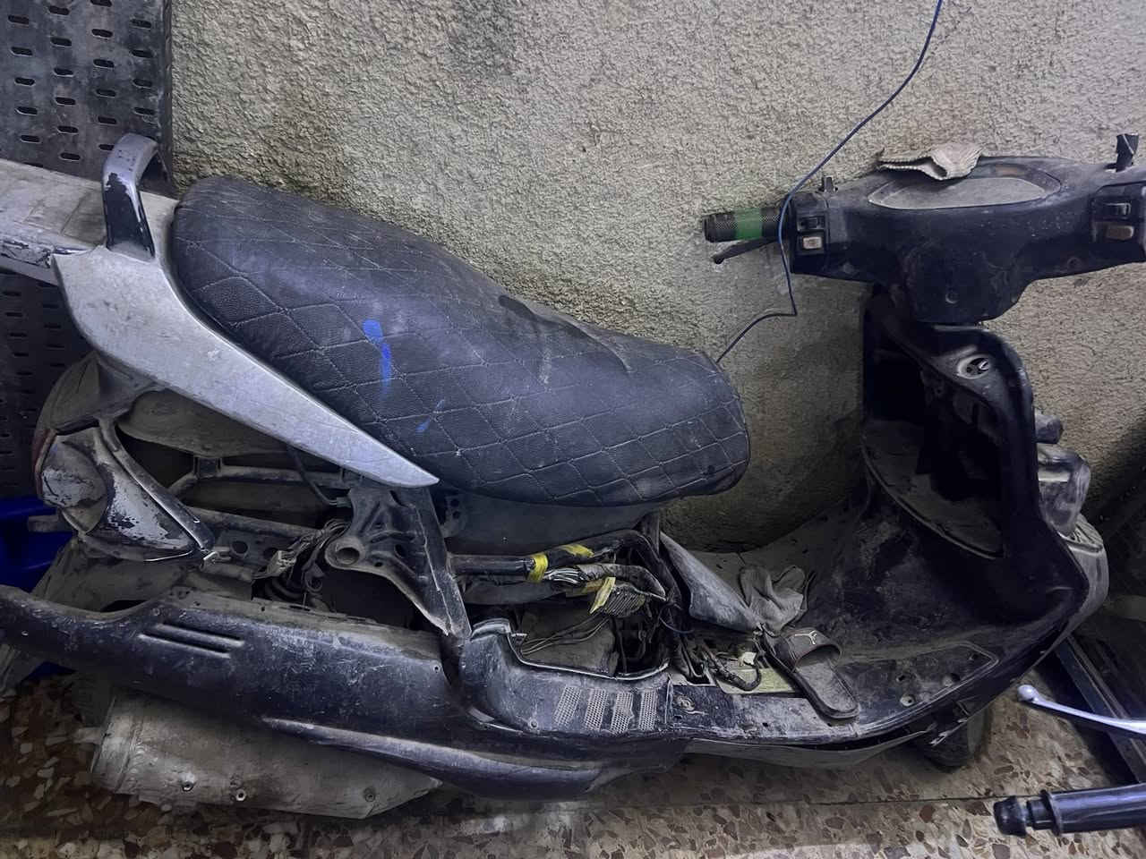 السلام عليكم دراجات ثنين البيع تبيعهم كوم حديد البوليس كايمه والفراشه تشتغل بس متروكات صالهن 5اشهر السعر ٢٥٠وبيهن مجال العنوان بغداد مدينه الصدر رقم ***********
