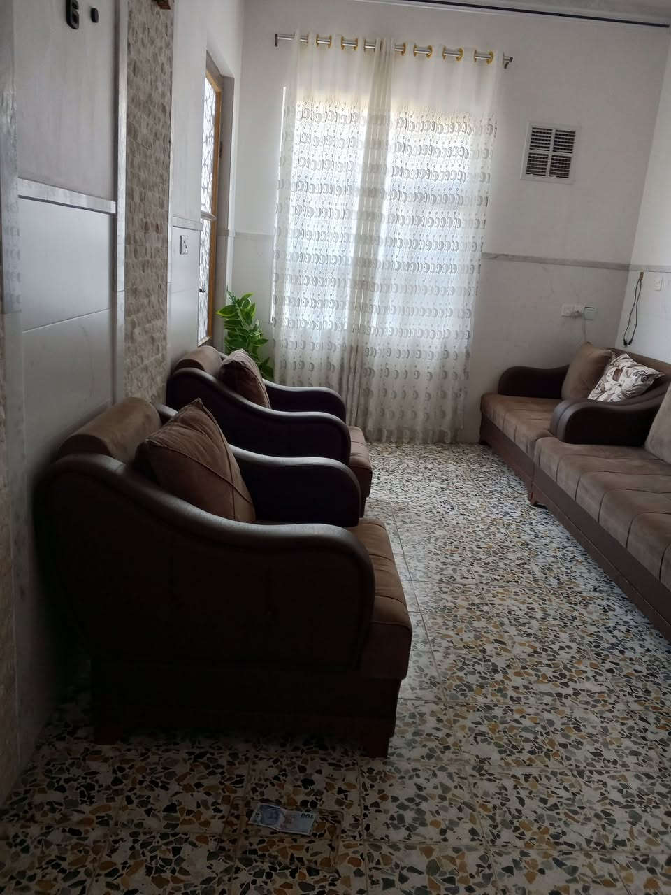 للبيع سيت قنفات مستعمل بحالة الوكالة* 

*التفاصيل:*
- *العدد*: سيت كامل 3 مقاعد + 2 مقاعد + 2 مقاعد
- *اللون*: بني قهوي غامق 
- *القماش*: جوخ راقي ومتين سهل التنظيف
- *السفنج*: ضغط عالي تركي، قوي ومتماسك 100% ما بيه هبوط
- *الحالة*: شاريها البارحة مستعملة، نظيفة كلش ومحافظ عليها مابيها اي دمج
- *السبب للبيع*: اللون ما رهم على اثاث البيت

*السعر: 500 دينار قابل للتفاوظ
*المكان: الموصل - [سماح التسعين]*
*ملاحظة: الصور والفيديو على الطبيعة

للاستفسار والاتصال: [***********]  
او مراسلة واتساب
