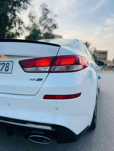 السيارة: كيا أوبتيما خليجي 2020 🇰🇷
الحالة: سيارة تمام حلوه ونظيفة جدًا ✨، مكفولة من كل شيء.
المواصفات الرئيسية:
 * المحرك: 2400 دوش.
 * المسافة المقطوعة: ماشية 100,000 حقيقي.
 * التسجيل: رقم بصره دولي 🇮🇶، سنوية لغاية 2032 🗓️.
المزايا:
 * مواصفات الشركة الدولية (كاملة) 💎
 * حساس أمامي وخلفي.
 * LED أمامي 💡
 * شاشة وكاميرا خلفية 📸
 * ويل كب كروم، سبير منازل.
 * حدادية وتخم تاير جديد ⚙️
السعر:
 * 198 ورقة (قابلة للتفاوض البسيط).
للتواصل:
 * يرجى الاتصال على الرقم: [***********]
